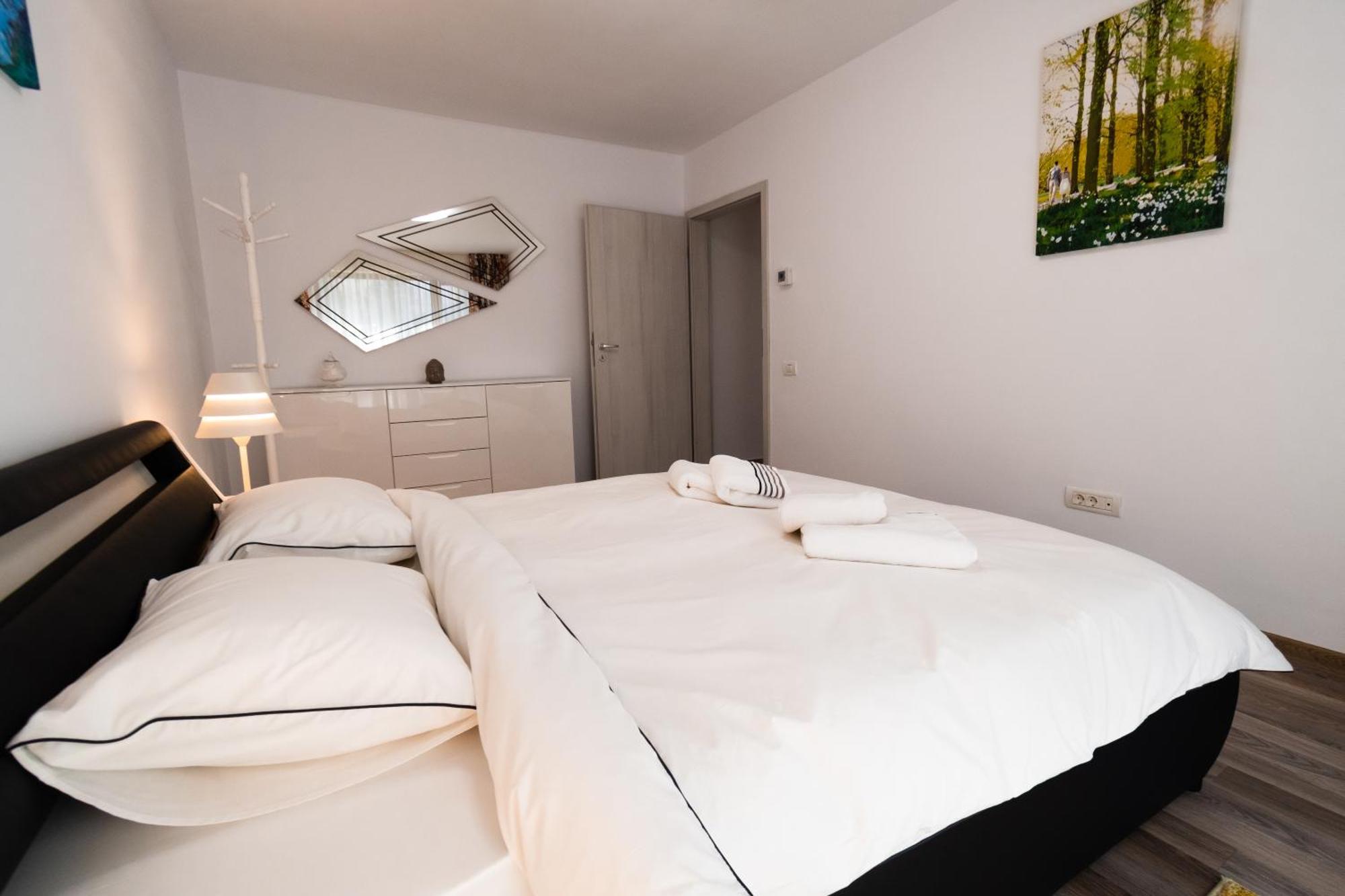Transylvanian Apt. w/ lrg. terrace&parking - KarpatenHaus Brașov Exterior foto